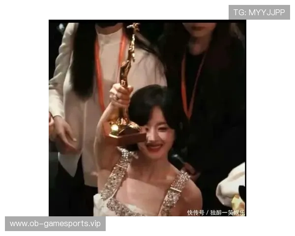 女孩突如其来要抱抱 女生惊讶后露出笑容将她抱起温馨瞬间